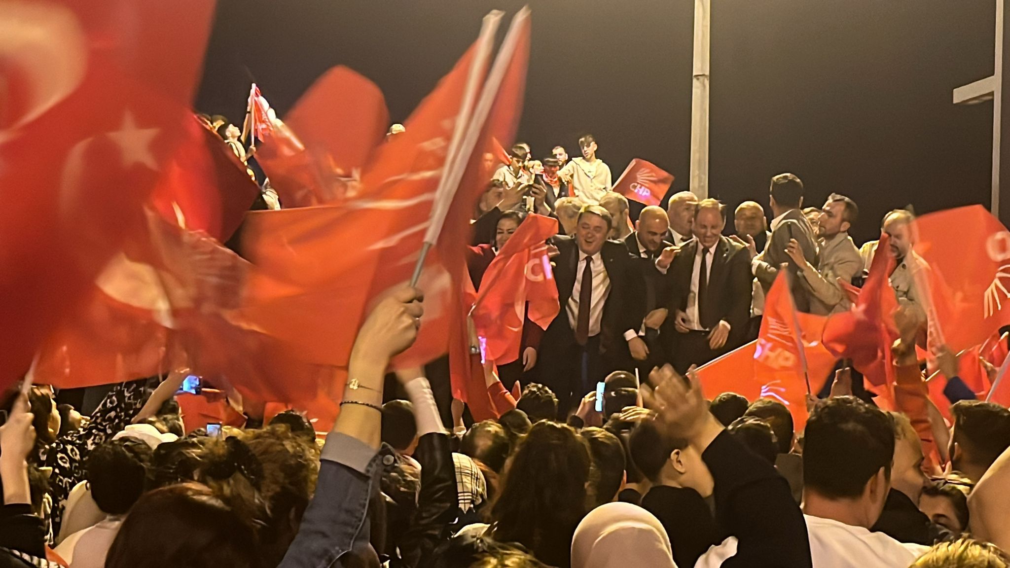 TAHSİN ERDEM VATANDAŞLA KUTLAMALARA BAŞLADI