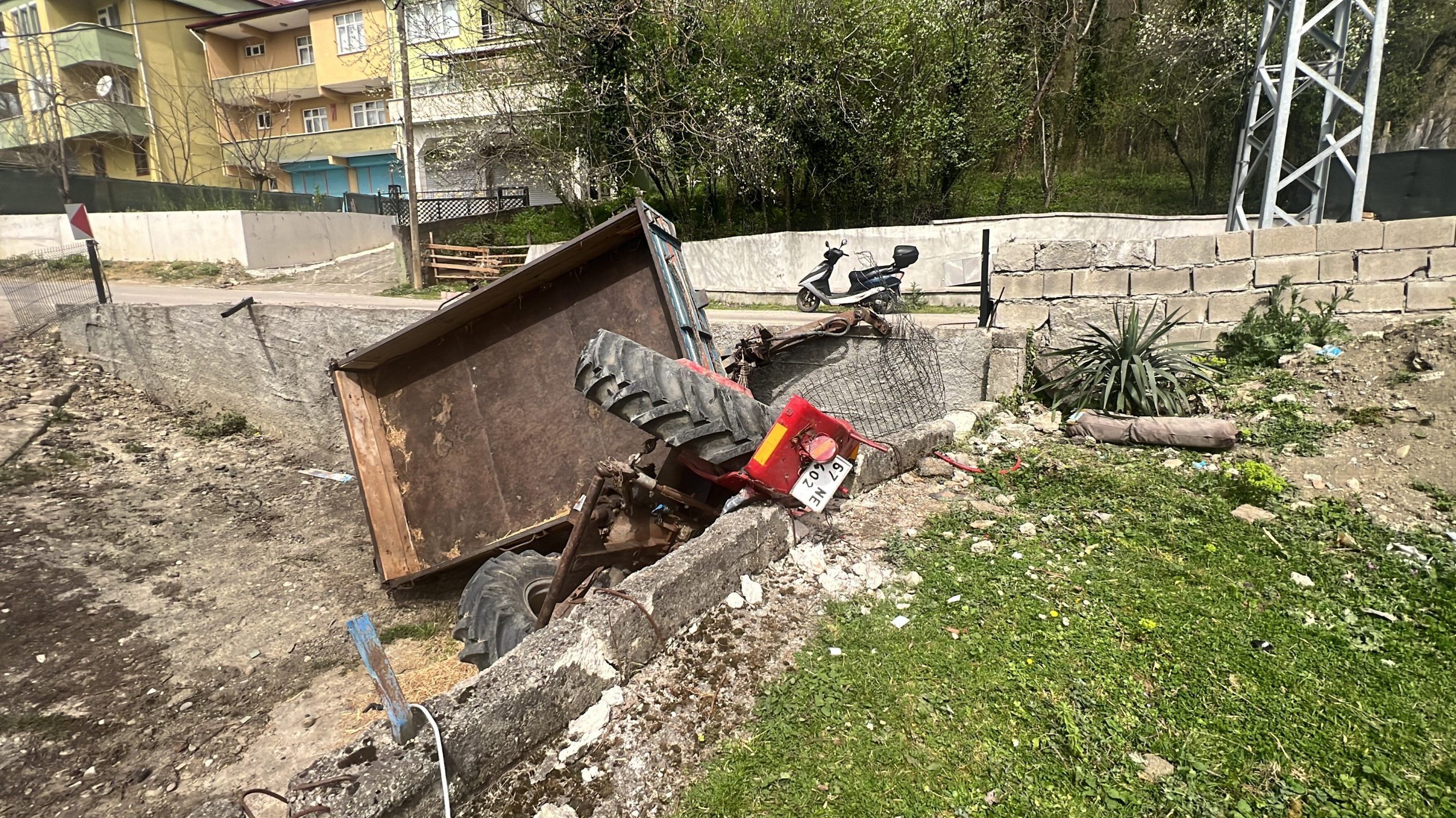 Traktör üç metreden çeşmenin üzerine devrildi