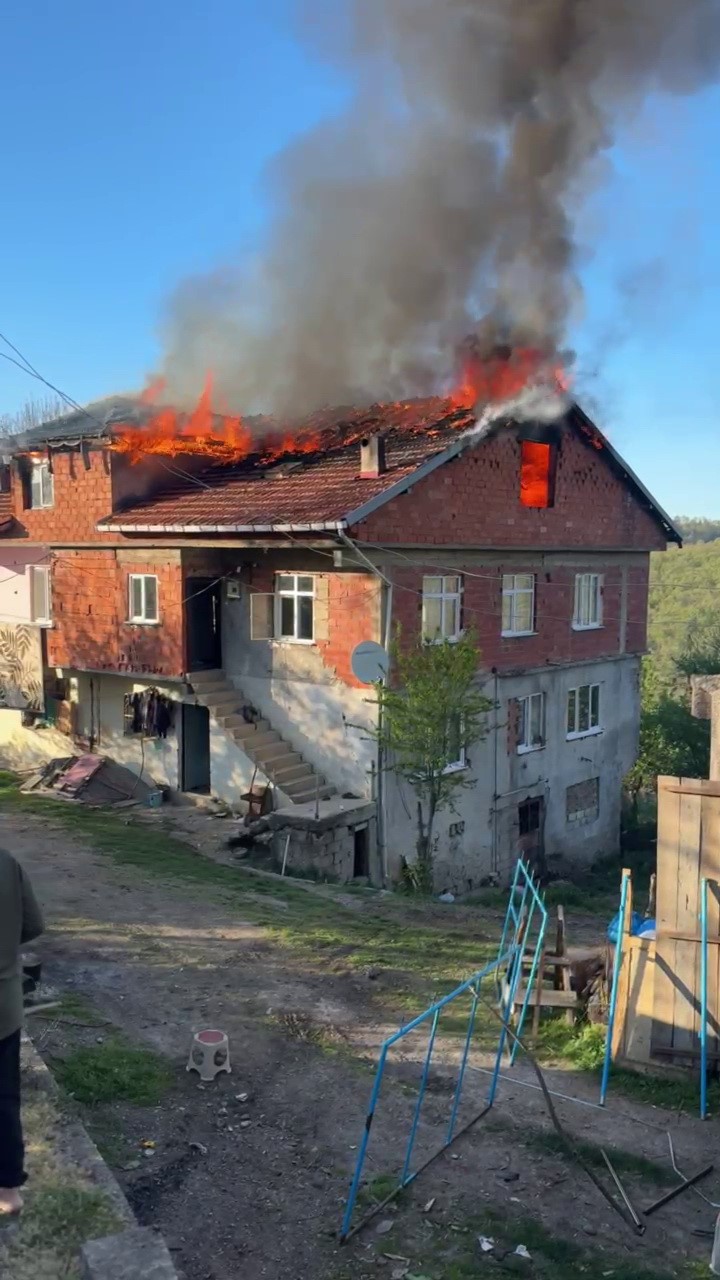 Evin çatısında çıkan yangın korkuttu