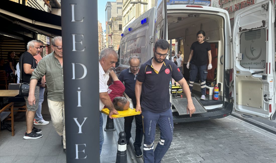 Zonguldak Belediyesi temizlik personeline, sokağı