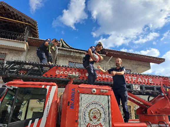 Çıkan yangında evi duman