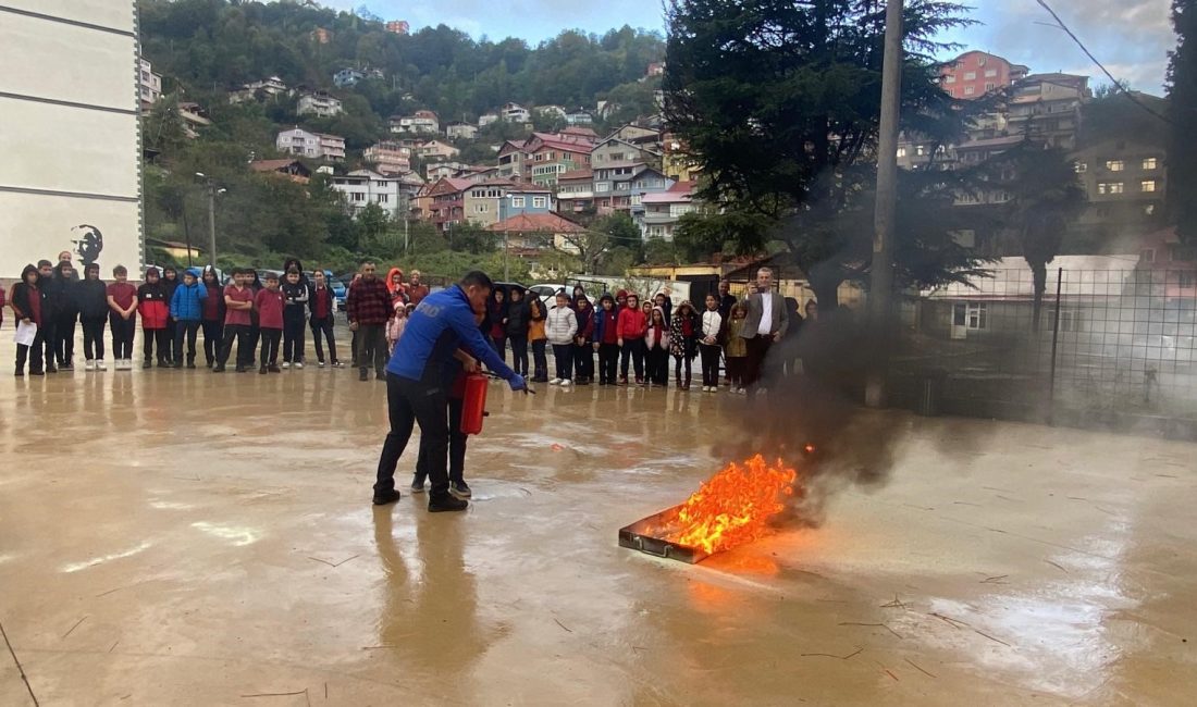 Zonguldak'ta ortaokul öğrencileri deprem